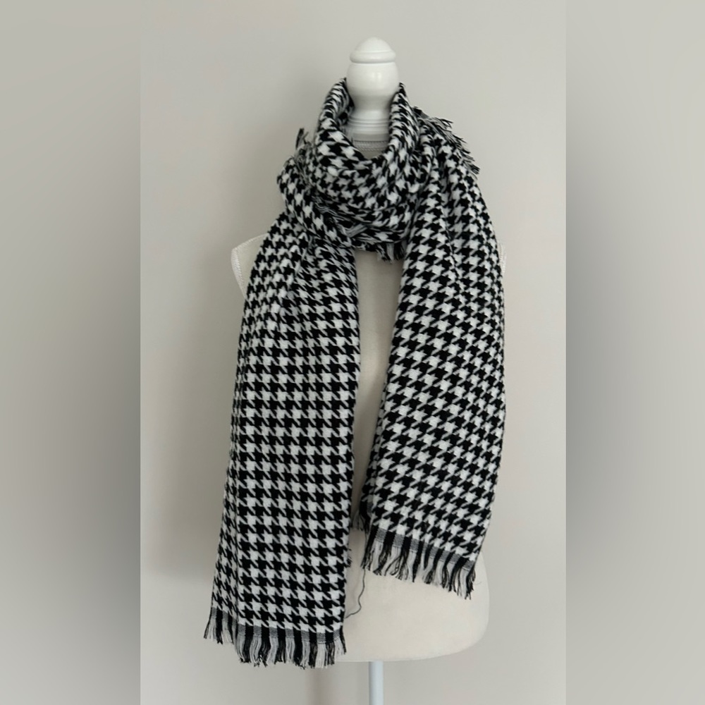 ✨ SOLD ✨ EUC Akira Chicago Red Label Black White Houndstooth Fringe Long Scarf